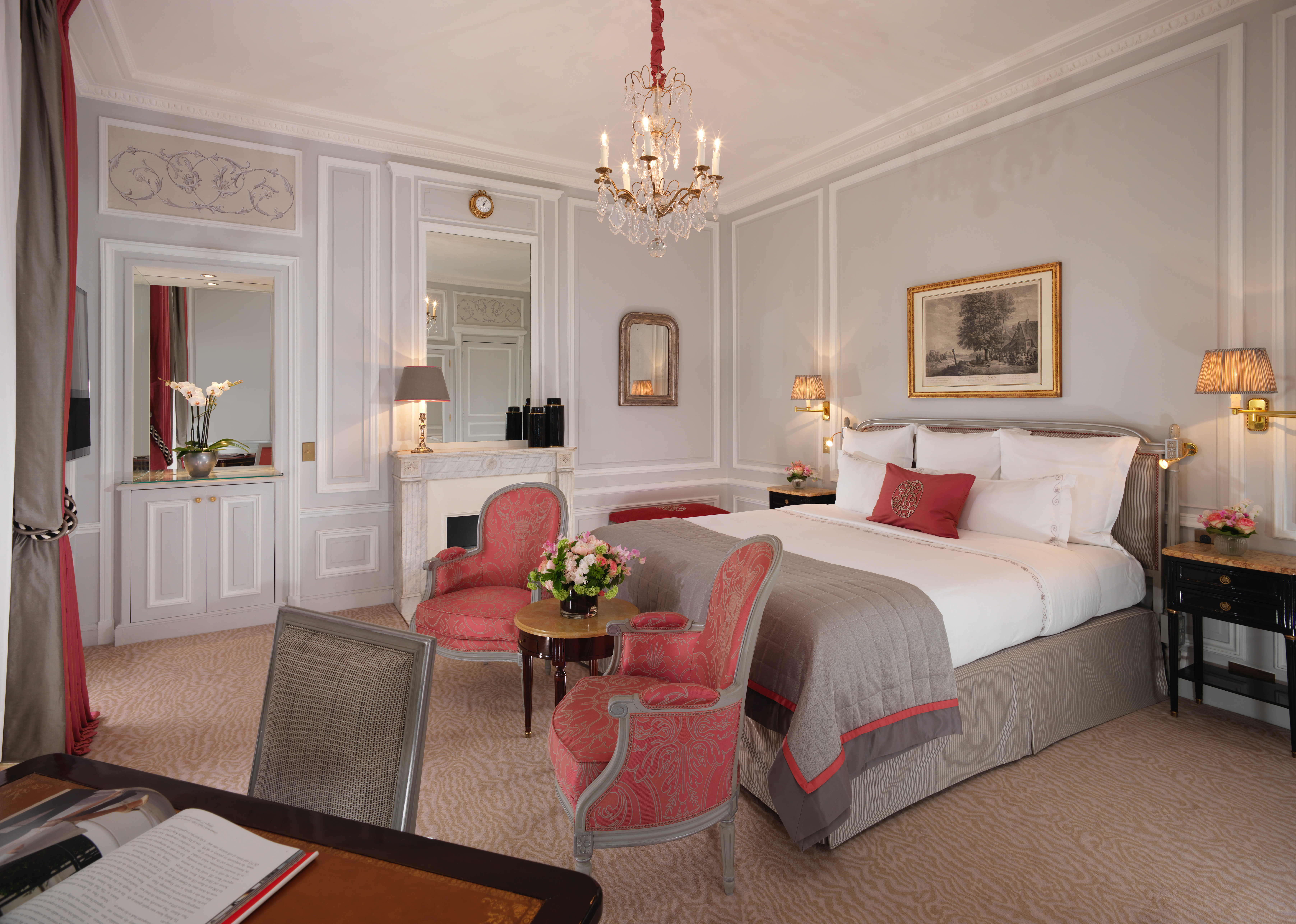 plaza athenee париж